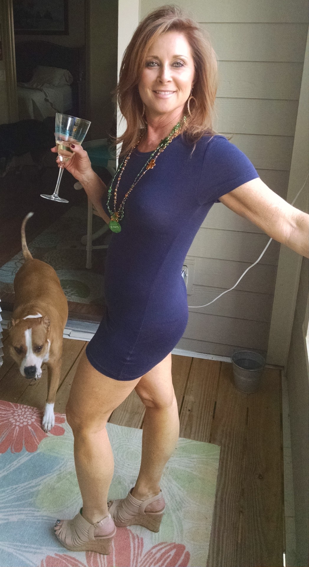 Une quadra pétillante et curieuse cherche sa moitié pour des discussions enflammées autour d’un verre. plan-cul